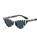 Trendige dreieckige Sonnenbrille mit Metallkette, modisch, Internet-Star, konkav geformt, gestreift – perfekt für Posen und als Accessoire._voghion.com
