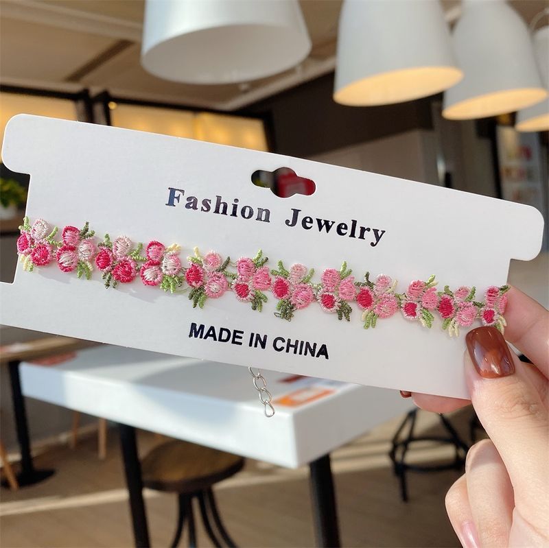 Colar com pingente de renda feminino com bordado e flores em promoção_voghion.com