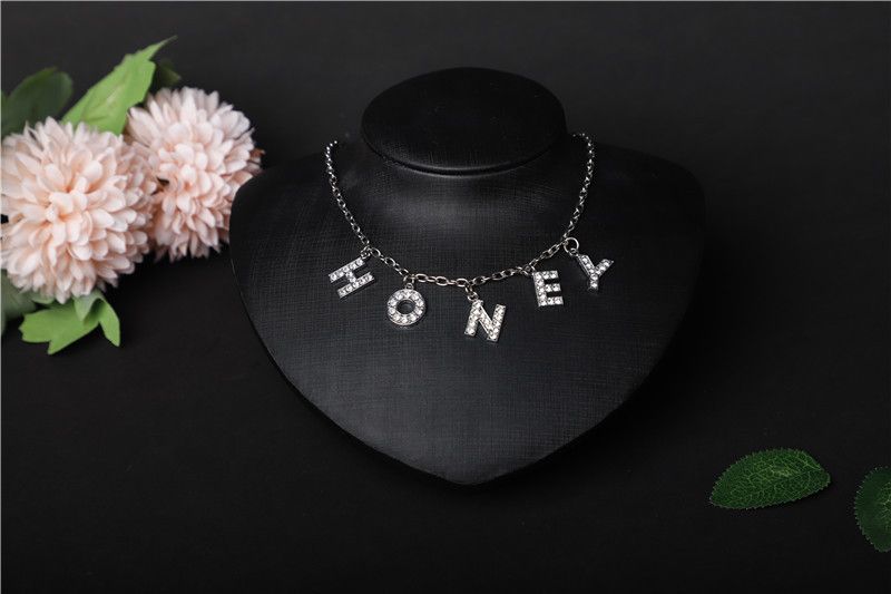 Collana con ciondolo personalizzato con lettera inglese e diamanti per donna_voghion.com