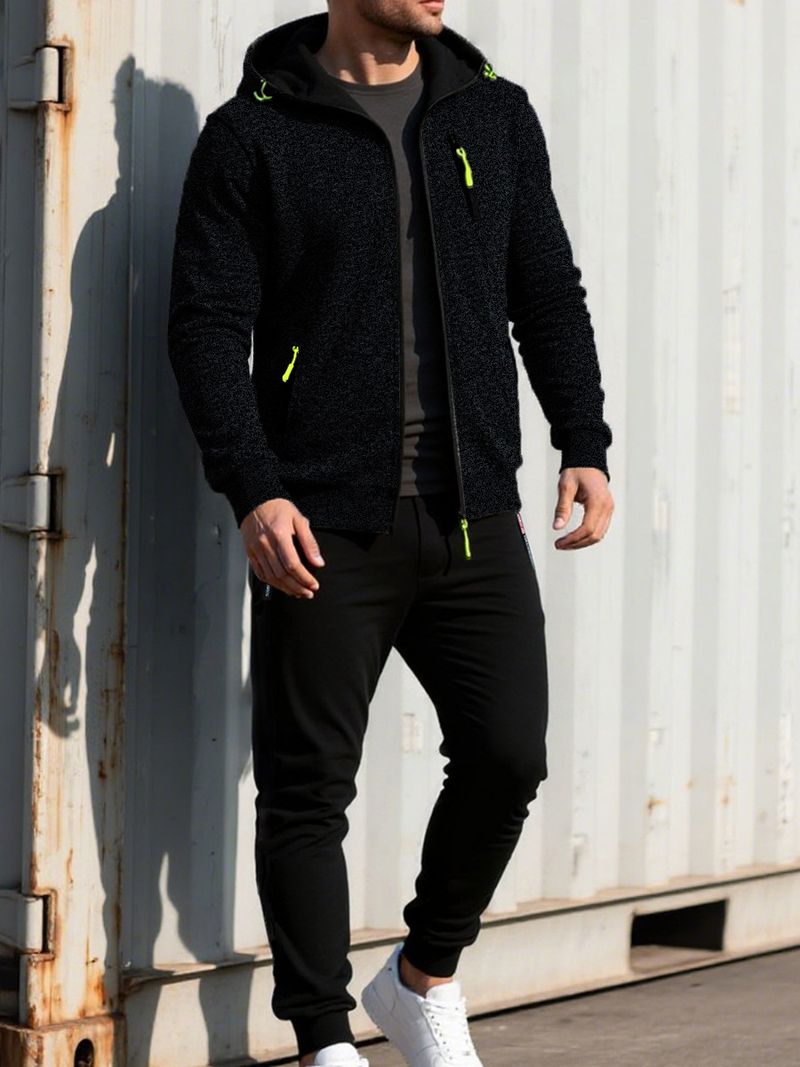 Completo sportivo da uomo con cardigan e cappuccio: giacca con zip in poliestere traspirante e pantaloni jogger, outfit casual da palestra a strada_voghion.com