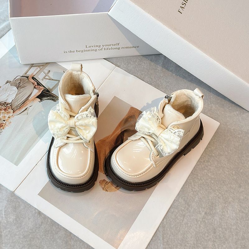 2025 Herbst Winter Neue glänzende kurze Mädchen Martin Mode britischen Stil Kinder Leder Bowknot gepolsterte Stiefel_voghion.com