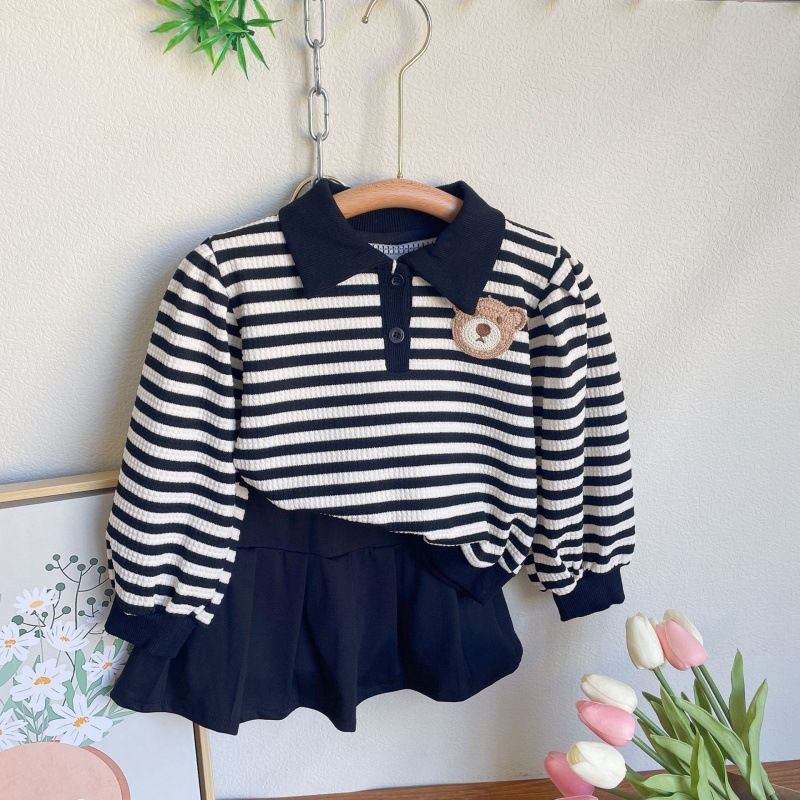 Versione coreana della nuova bambina autunnale del 2023 con felpa con cappuccio a forma di orsetto a righe e gonna corta a pieghe in due pezzi_voghion.com