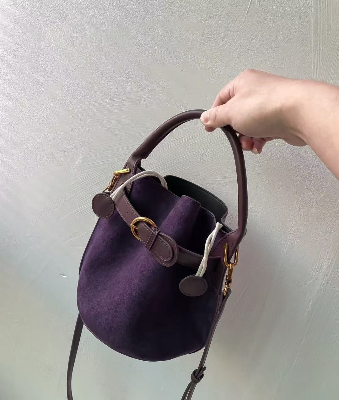 Elegante borsa a secchiello in velluto per donna, viola e marrone tenui, elegante borsa a tracolla e a spalla per l'uso quotidiano, design leggero e lussuoso con dettagli di cucitura._voghion.com