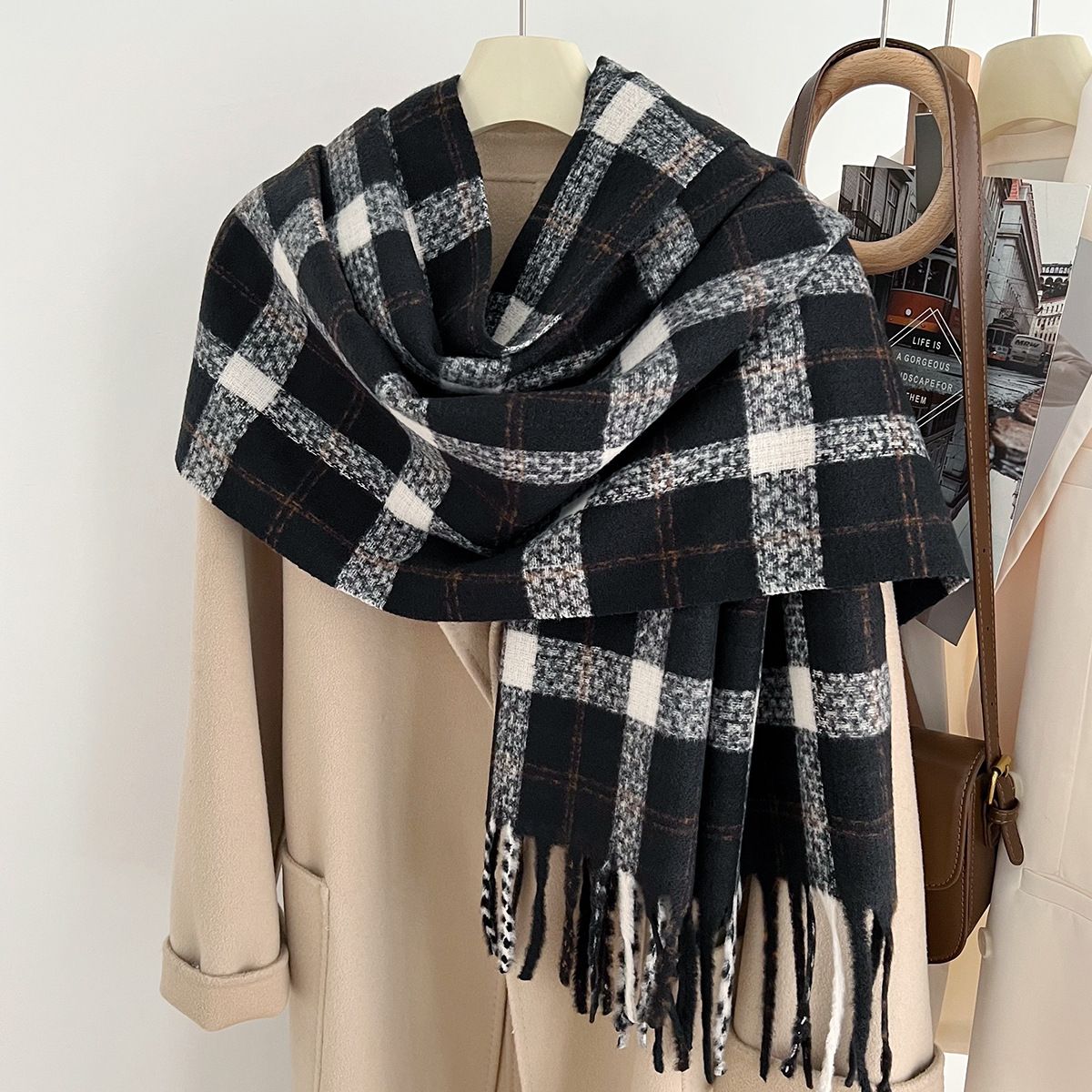 Scarf för kvinnor 2024 höst och vinter ny koreansk version rutig scarf mångsidig mellan till lång stil, bärs som en_voghion.com