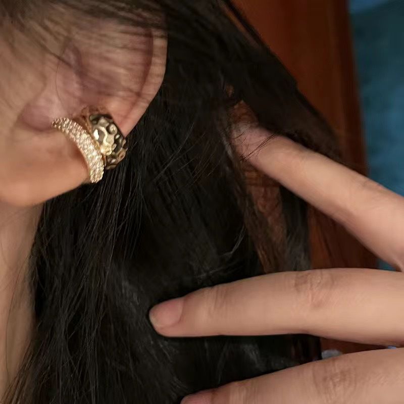 Glänzender Diamant, exquisiter High-End-Metall-Doppelschicht-Manschetten-Ohrclip ohne Ohrlöcher, 2023, neue leichte Luxus-Nischenohrringe_voghion.com