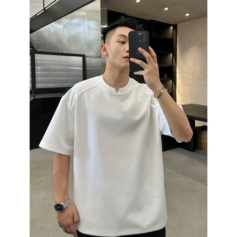Il blogger Xiaohongshu consiglia la versione micro larga e con scollo a V piccolo e semplice, con scollo a V, da uomo, a maniche corte, stile trendy._voghion.com