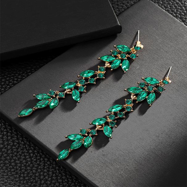 Orecchini alla moda, orecchini lunghi con nappe e zirconi, orecchini femminili, tendenza, luce, lusso, orecchini di nicchia, orecchini di celebrità in rete_voghion.com