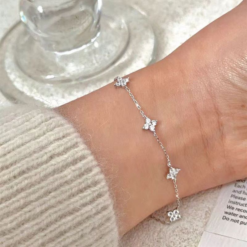Ingelegde diamanten klaver armband voor vrouwen, lichte luxe niche exquise stijl, eenvoudige zirkoon elegante high-end gevoel_voghion.com