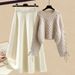 Completo da donna con maglione lavorato a maglia e gonna midi: outfit autunno-inverno alla moda, elegante e snellente in due pezzi_voghion.com