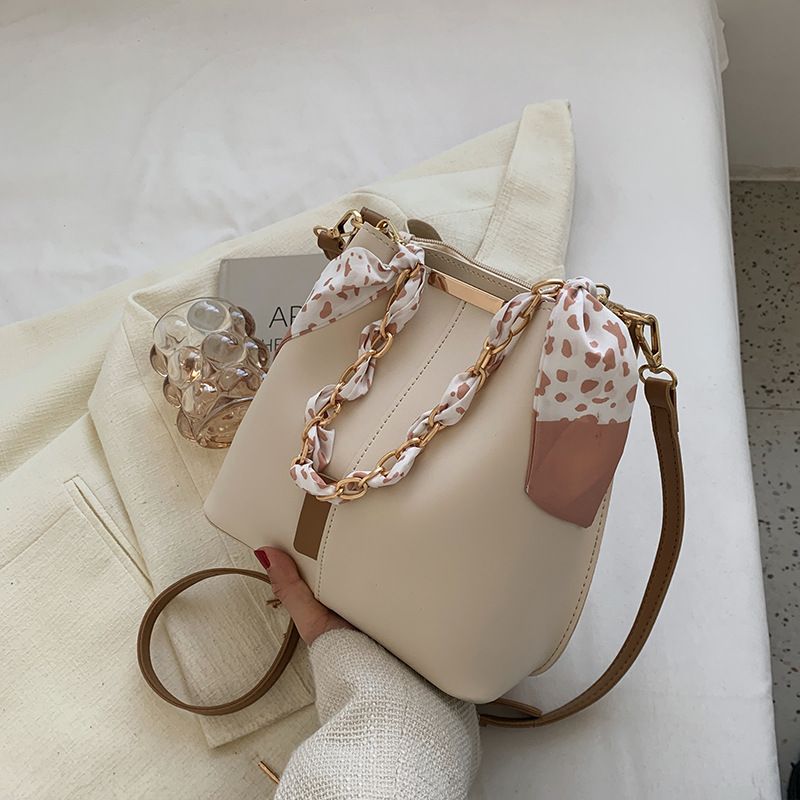 Sac à bandoulière simple grande capacité pour femme, design de niche, sacoche portable à chaîne, sac seau à chaîne, nouvelle collection été 2023_voghion.com