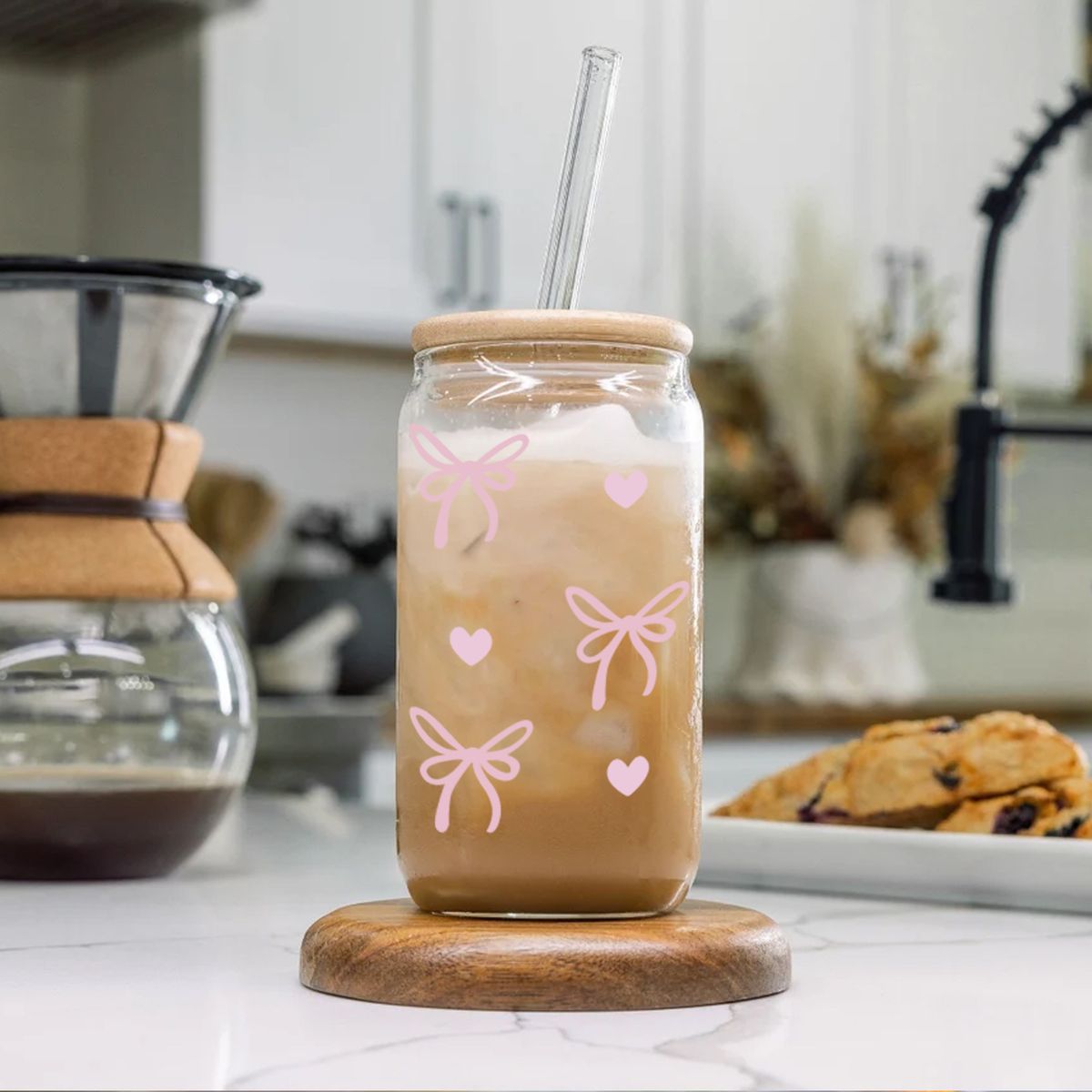 Vaso moderno con pajita de 500 ml y lazo de corazón: vidrio de borosilicato, tapa de bambú y pajita curva, con aislamiento térmico para bebidas frías y calientes._voghion.com