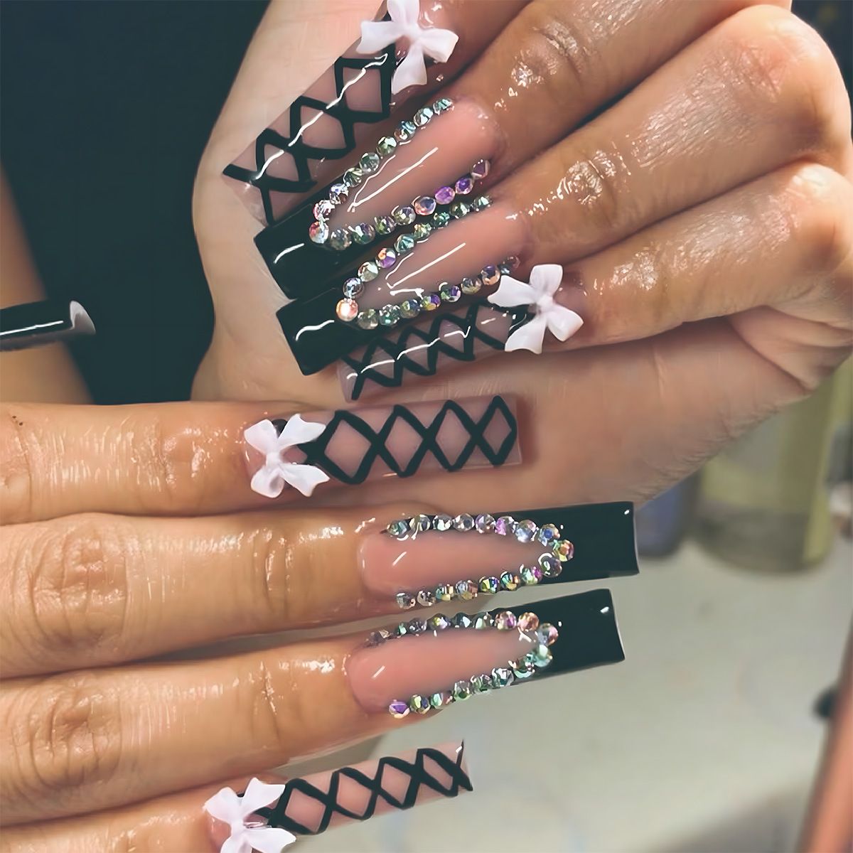 Eleganti unghie finte nere con fiocco e dettagli in perle - Unghie finte riutilizzabili per donna, design a linee incrociate, compatibili con colla/gel, lunghe_voghion.com