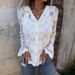 Elegante Spitzenbluse mit V-Ausschnitt – Fließendes Langarm-Top mit Flatterärmeln und Knopfdetail (Weiß/Schwarz/Haut, S-XXL)_voghion.com
