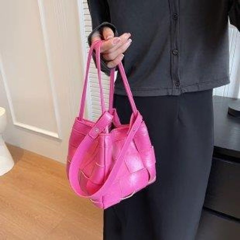 Niche Design Woven Bag Female 2023 New Simple Bucket Bag Borsa a tracolla ascella di alto livello_voghion.com