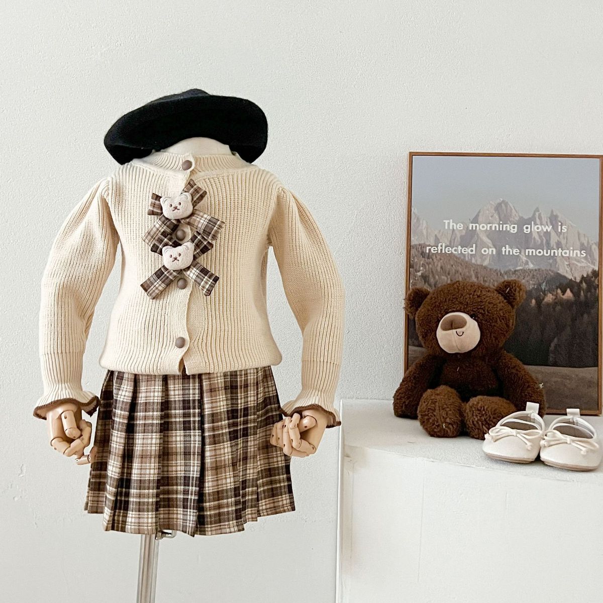 Dziecięcy sweterek 2024 Jesień Nowy styl College Style Dziewczęcy Modny dwuczęściowy ubiór dziecięcy Dziewczęcy kardigan Garnitur_voghion.com