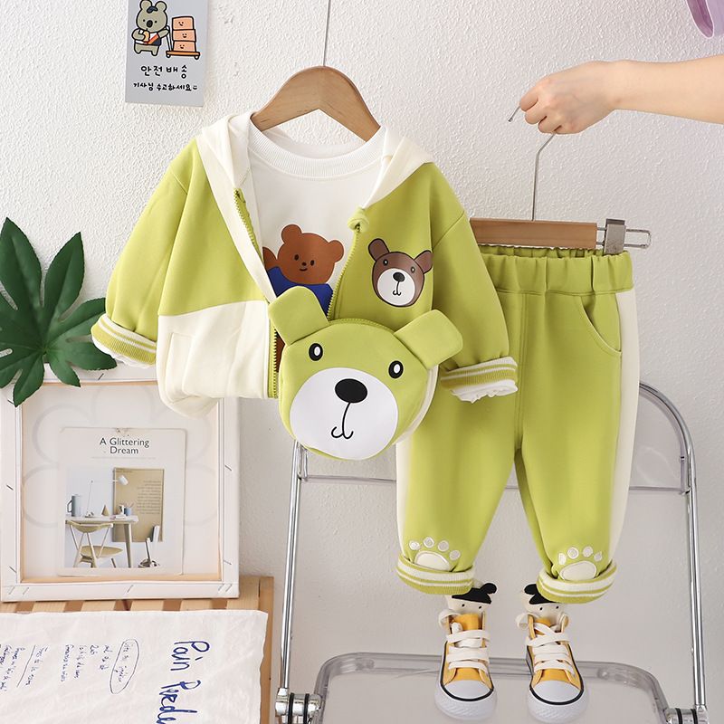 Umhängetasche für Jungen 2024 Neuer Frühlings- und Herbstanzug für Kinderbabys mit Cartoon-Teddybär und Baseballanzug, dreiteiliges Set im Trend_voghion.com