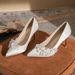 6681-27 Escarpins élégants de style français en satin blanc ornés de strass, style Xiuhe, chaussures de mariage réversibles à fleurs pour banquet_voghion.com