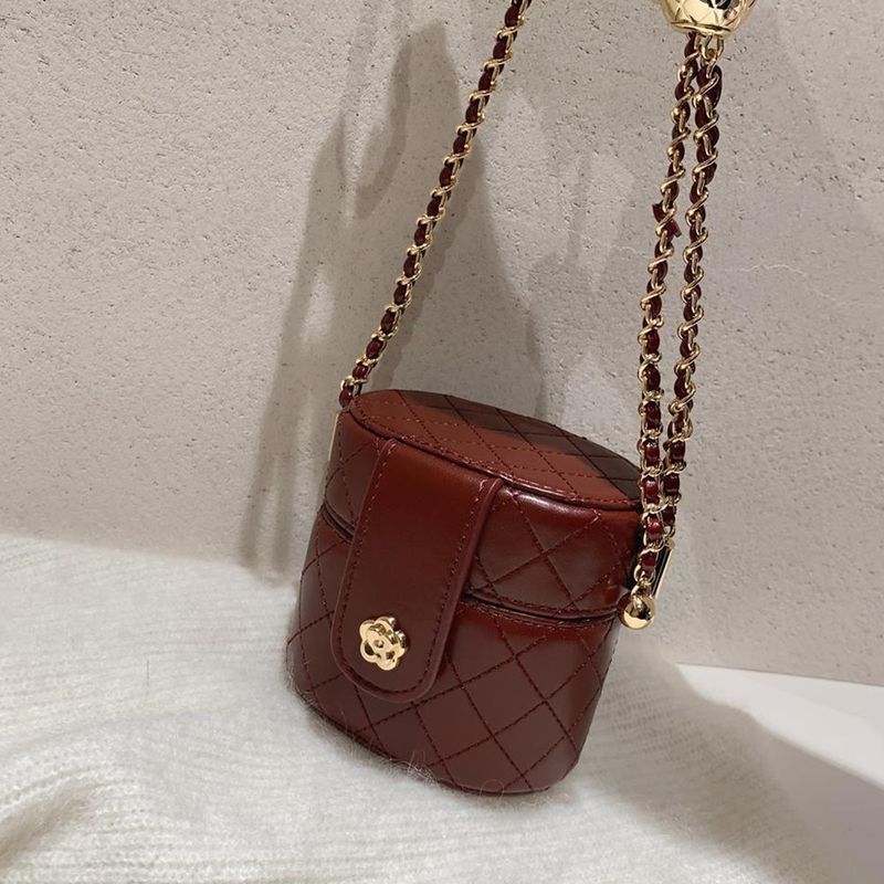 Borsa a secchiello Camellia Bible da donna con tracolla a spalla piccola e mini catena a cilindro rosa estate 2024_voghion.com