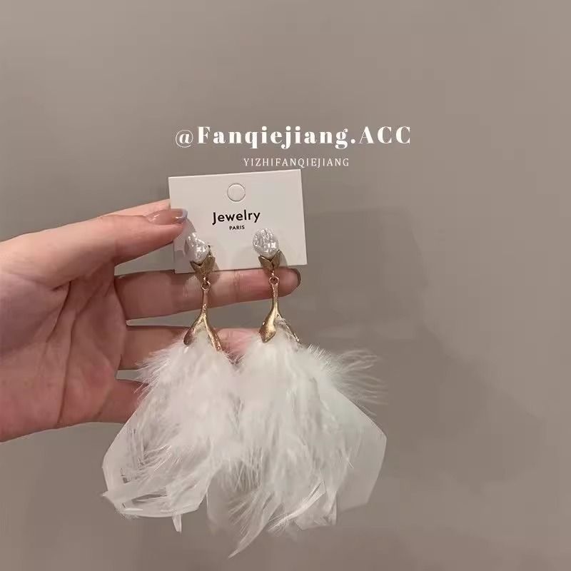 2025 Super Fairy White Feather Earrings Niche Temperament French High-end Light Luxury Round Face Stud Earrings_voghion.com