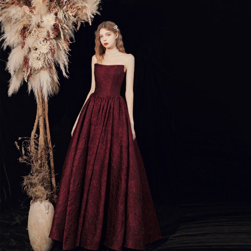 Damenbekleidung Neue Winter Rotes Hochzeitskleid Bankett Temperament Satin Langer Rock Weibliches High-End-Tube-Top_voghion.com