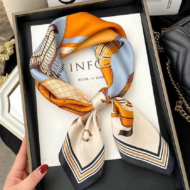 Produttore all'ingrosso di sciarpe versatili con collo quadrato piccolo in seta di gelso Hangzhou da donna con stampa a griglia di cavalli Palace_voghion.com