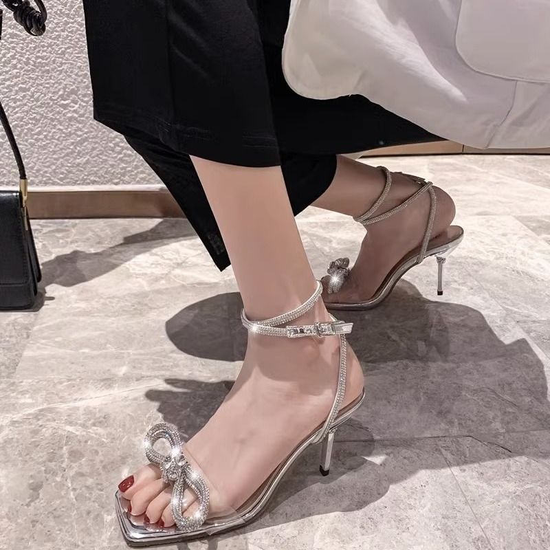 2024 Internet-Berühmtheit, neuestes Modell, Sommer-neue, quadratische, dicke High-Heels mit Fliege und glänzenden Sandalen_voghion.com