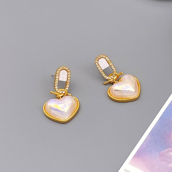 La Porta Est della Corea del Sud è caratterizzata da un semplice ago d'argento in ottone placcato in oro vero, annodato in tre dimensioni_voghion.com