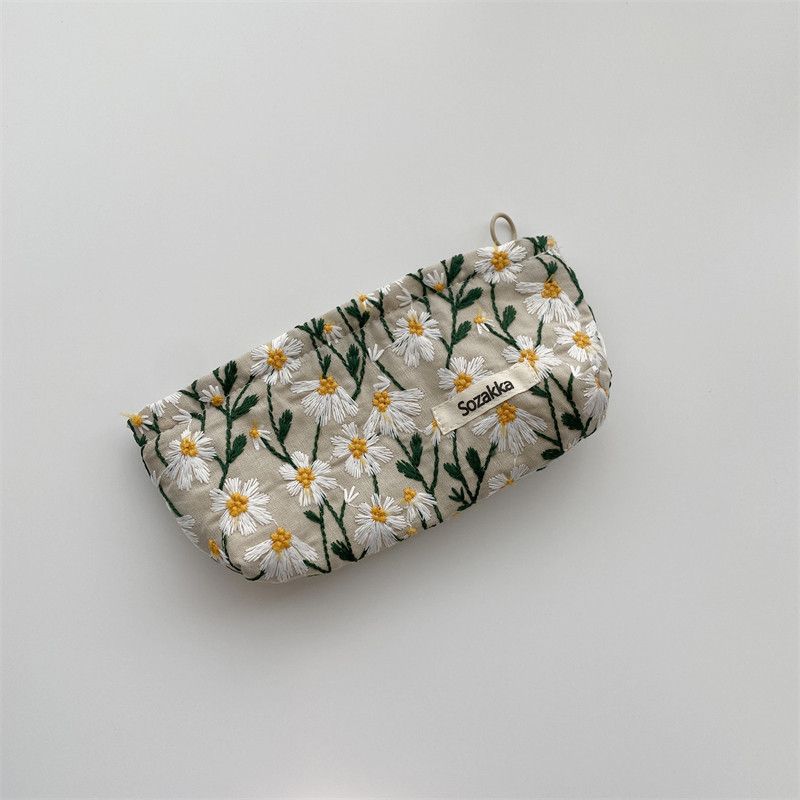 Pequena bolsa de cosméticos com flores de margarida bordadas frescas, bolsa feminina simples e portátil, estojo para lápis, grande capacidade, literária japonesa_voghion.com