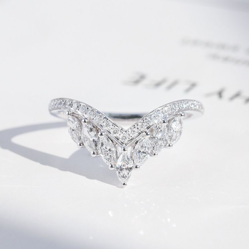 Anello con diamanti da donna classico a forma di V a strati in argento con occhi di cavallo in platino S_voghion.com