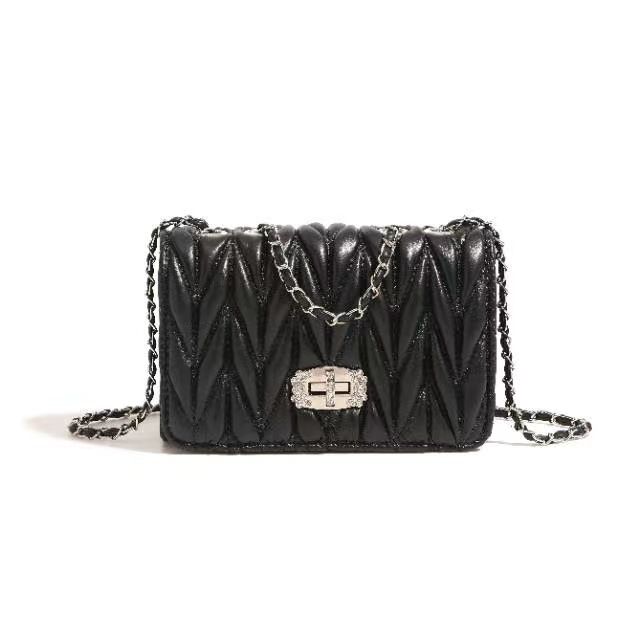 Borsa da donna plissettata con catena di strass, novità di quest'anno, modello Design Sense 2025_voghion.com