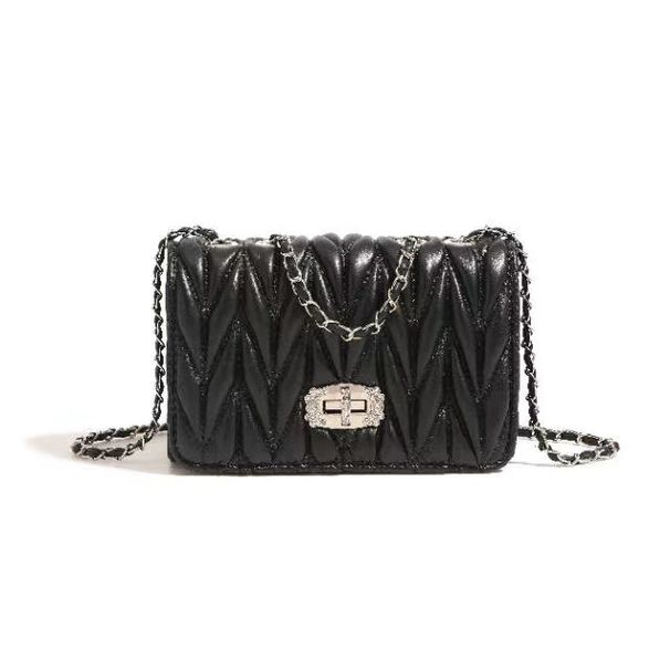 Borsa da donna plissettata con catena di strass, novità di quest'anno, modello Design Sense 2025_voghion.com