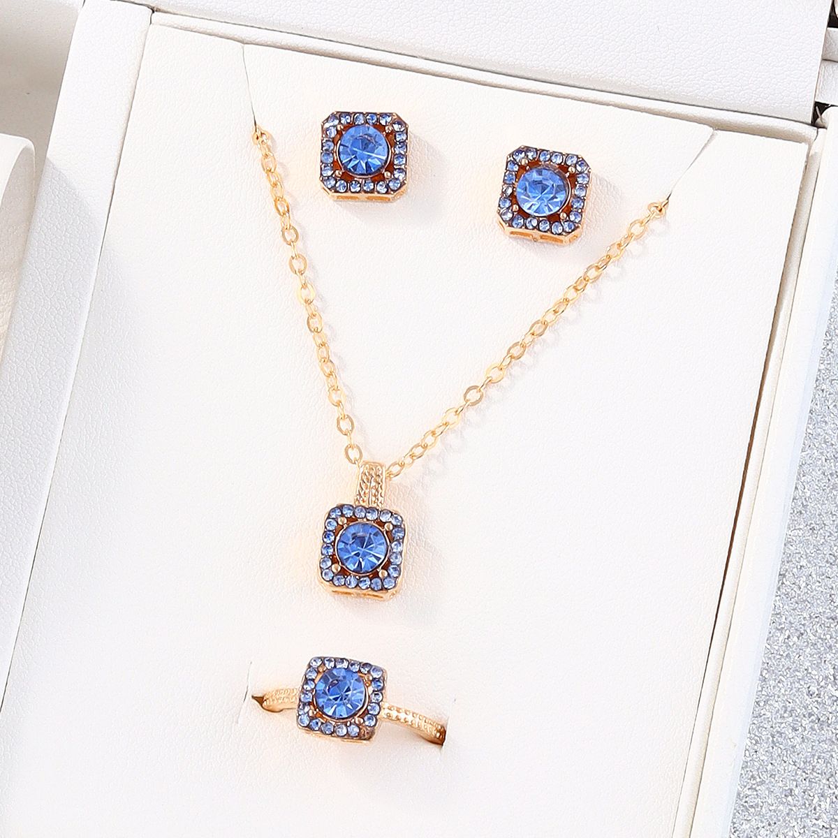 Ensemble de trois pièces avec collier en diamant et zircon, boucles d'oreilles, bague, pendentif pour femme, chaîne de clavicule diffusée en direct par une célébrité sur Internet_voghion.com