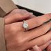 Anello di fidanzamento con moissanite quadrata principessa con diamanti incastonati a quattro punte, regolabile, modello classico europeo e americano INS_voghion.com