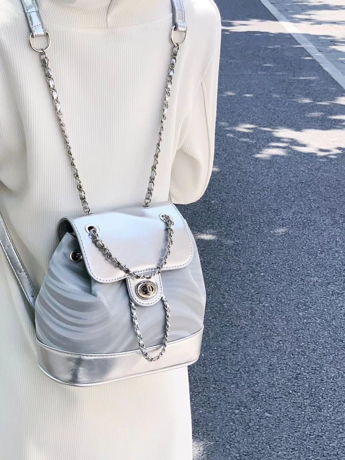 Herbst Neue Silber Rucksack, Koreanische Design Wasser Welle Muster Multifunktionale Kette Weibliche Schul_voghion.com