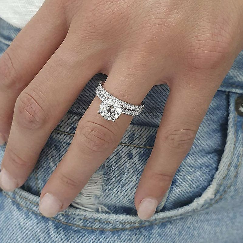 Semplice set di accessori da strada abbinati con zirconi e strass oversize, anello da donna, anello di fidanzamento_voghion.com