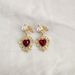 Eleganti e versatili orecchini in stile retrò francese con perle barocche a forma di cuore rosso vino_voghion.com
