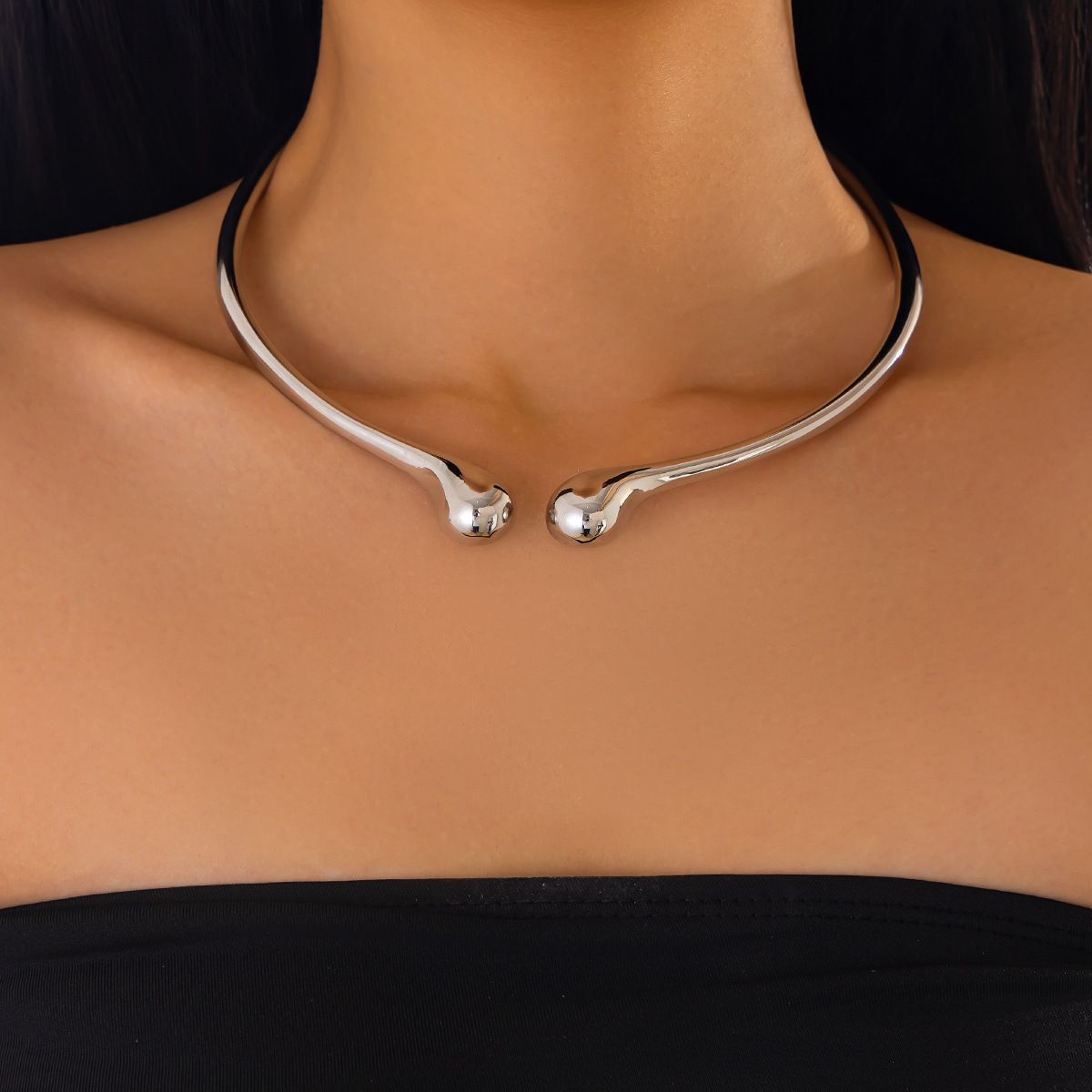 Choker con colletto aperto a molla liscio in metallo personalizzato con design minimalista a forma di goccia d'acqua e cerchio semplice_voghion.com