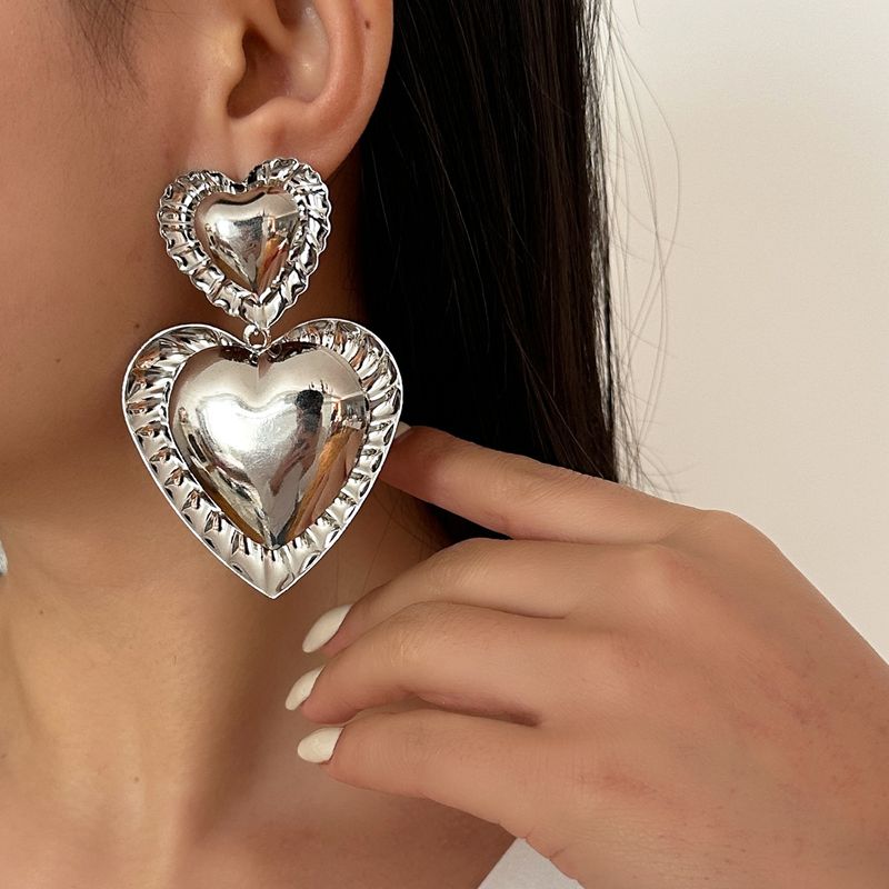 Orecchini a bottone pressofusi con trama di nicchia in lega a forma di cuore esagerato, completamente gestiti, per donna_voghion.com