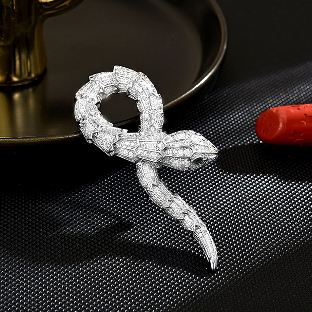 Spilla creativa di alta qualità a forma di serpente, zircone intarsiato di diamanti di lusso leggero, cappotto versatile squisito, abito, accessorio di fiori sul petto di animali_voghion.com