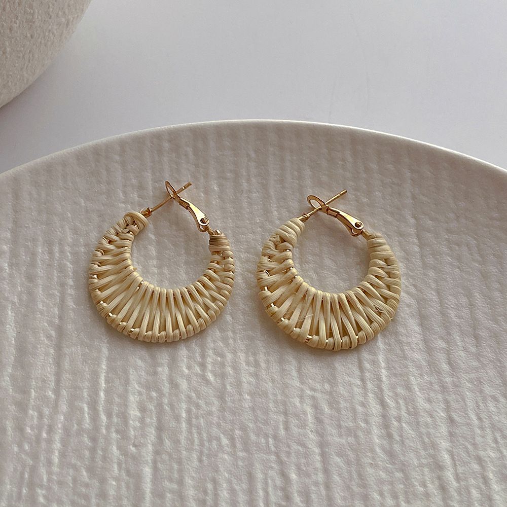 Orecchini di paglia fatti a mano in stile vacanza alla moda per donna, orecchini a cerchio unici in rattan da spiaggia, borchie intrecciate, orecchini_voghion.com