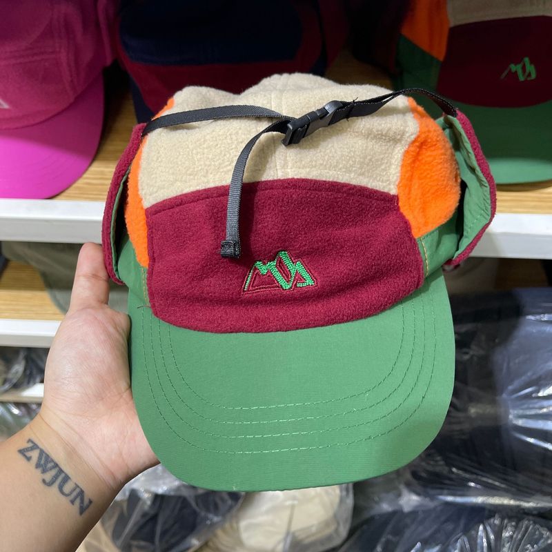 Hoed paar outdoor korte rand oorbescherming hoed dames herfst en winter warm Lei Feng hoed heren straatmode kleur bijpassende eend tong hoed_voghion.com