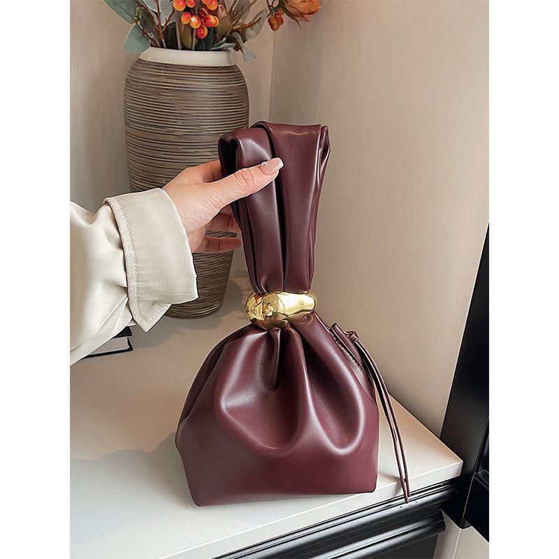 Koreanische Version der Nischen-eigentümlichen kleinen Taschen für Damen Herbst und Winter 2024 neue plissierte Mini-Beuteltasche_voghion.com