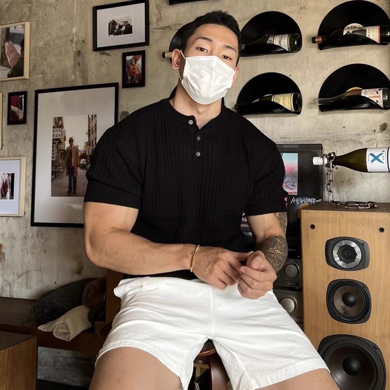 Vêtements pour hommes d'été col Henley pull à manches courtes pour hommes style décontracté ample rayures verticales design t-shirt à manches courtes_voghion.com