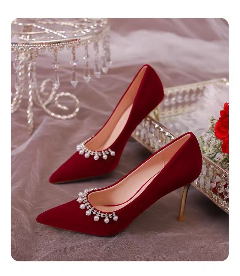 Red wedding shoes, women's wedding dresses, two engaged brides shoes and stilettos._voghion.com