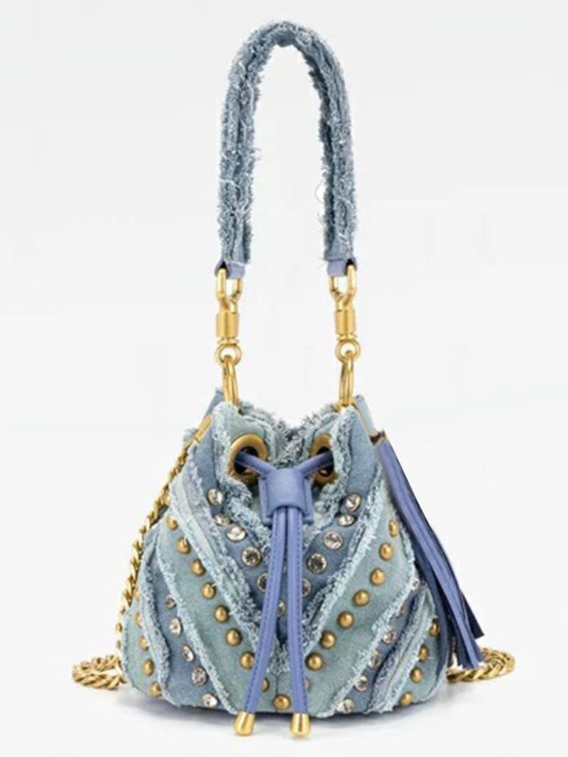 Borsa a secchiello vintage in denim casual con borchie e strass, da portare a spalla sottobraccio_voghion.com