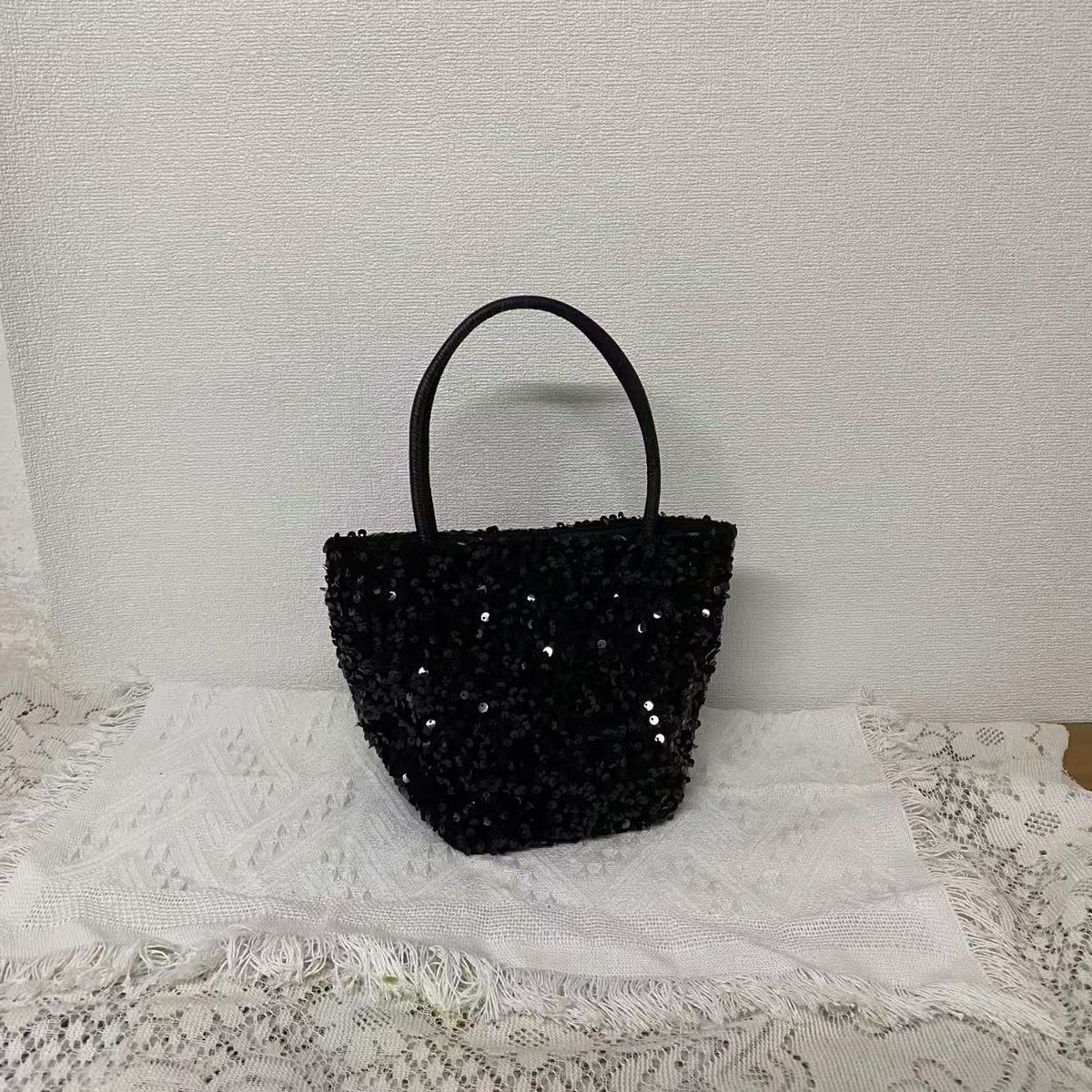 Neue süße kleine Paillettenstruktur Persönlichkeit Eimer Stilvolle kompakte vielseitige Umhängetasche für Damen mit Kette_voghion.com