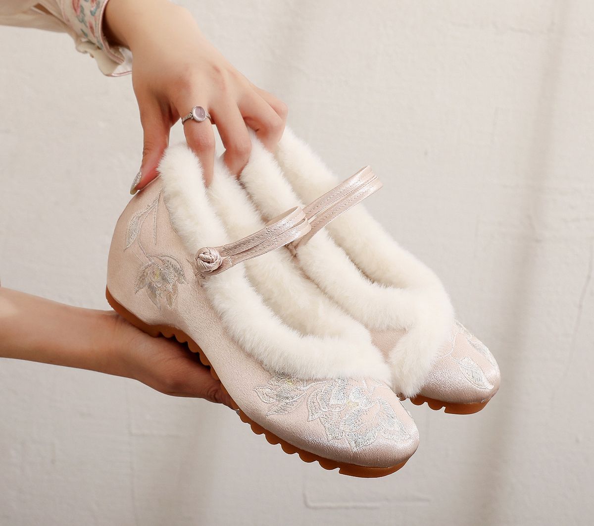 Chaussures de danse en tissu brodées à bout rond et montantes pour femmes_voghion.com