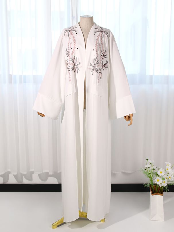 Eleganter weißer bestickter Kaftan – moderne, schlichte Mode mit 3D-Blumendetails_voghion.com