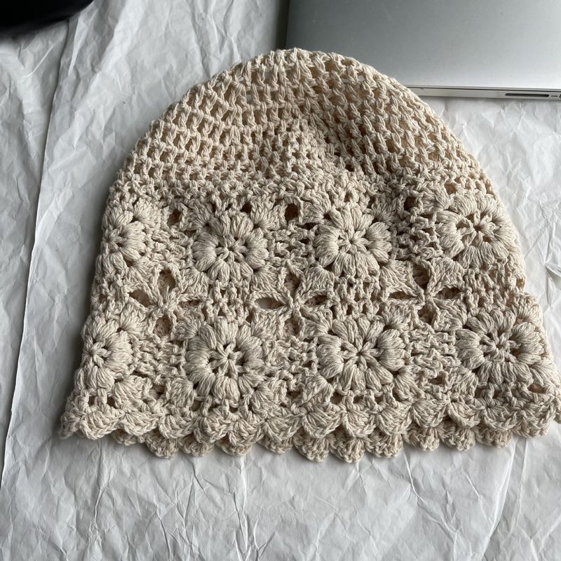 Hot Sale Herfst en Winter Uitgeholde Gebreide Ademende Zomer Bloemen Baret Cap Casual Mode Skullies Hoed Dames Mutsen_voghion.com