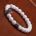 Charm-Armbänder Paar Schmuck Krone Frosted White Jade Glossy Black Stone Handmade Perlenarmband_voghion.com